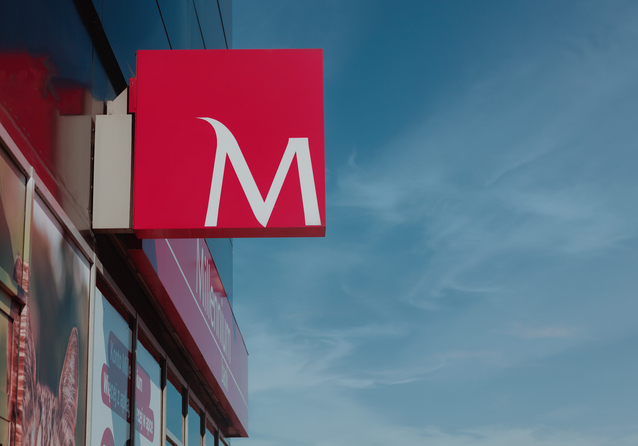 bank millennium logo