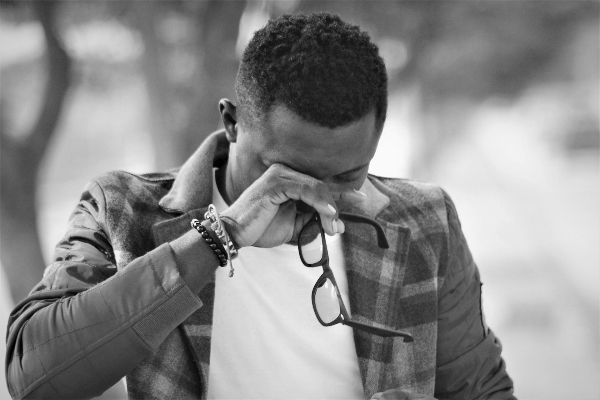 crying african man płaczący czarnoskóry mężczyzna