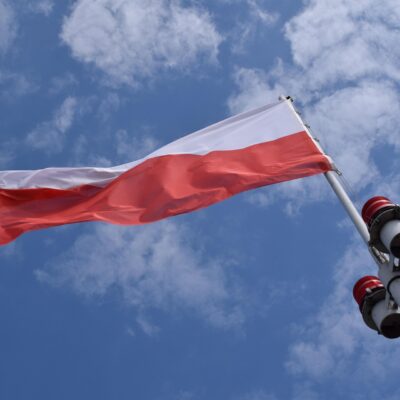 flaga, polska, flaga polski, niebo, syreny alarmowe