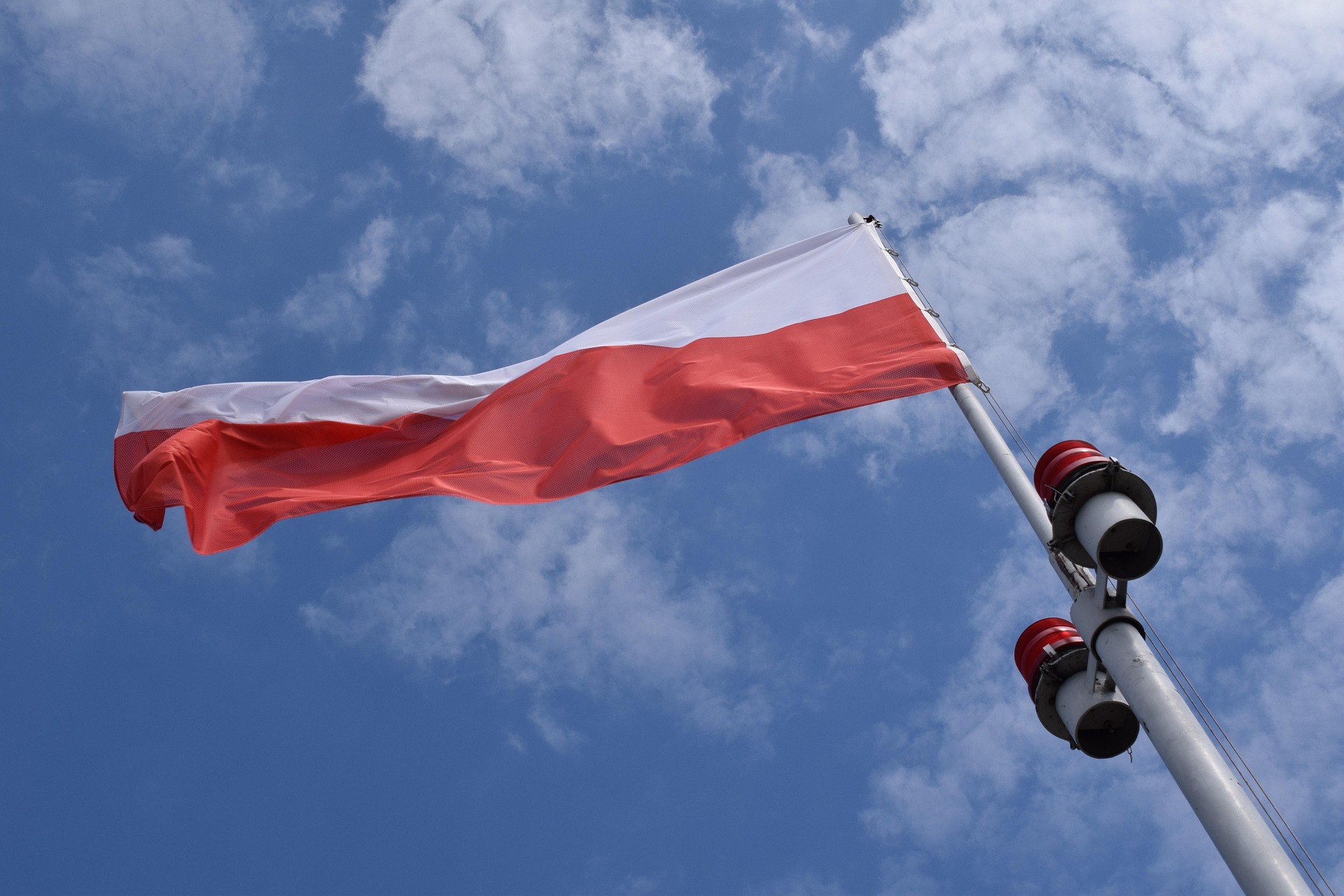 flaga, polska, flaga polski, niebo, syreny alarmowe