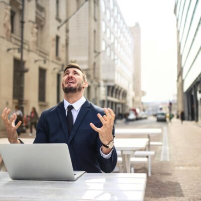 zły mężczyzna siedzący przed laptopem