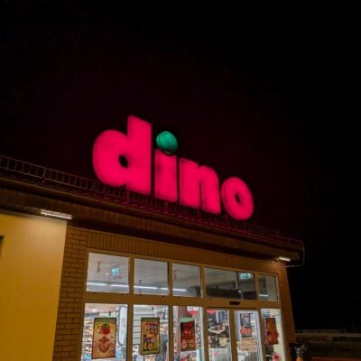 logo sklepu dino nocą