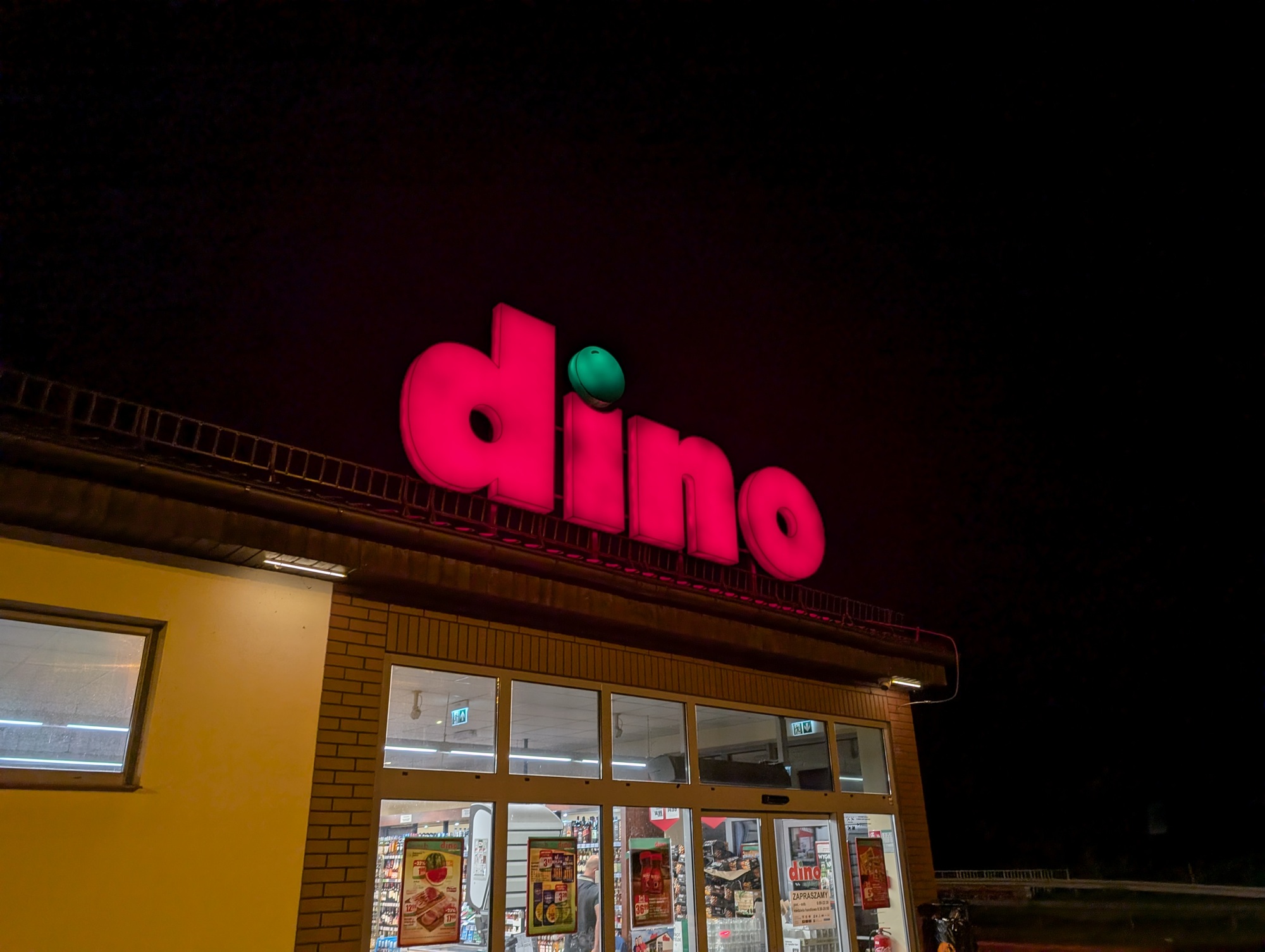 logo sklepu dino nocą