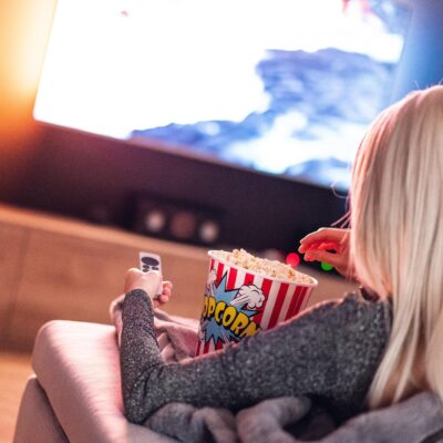 Filmy, seriale, platformy streamingowe, serwis VOD, popcorn, pilot, telewizor, smart tv