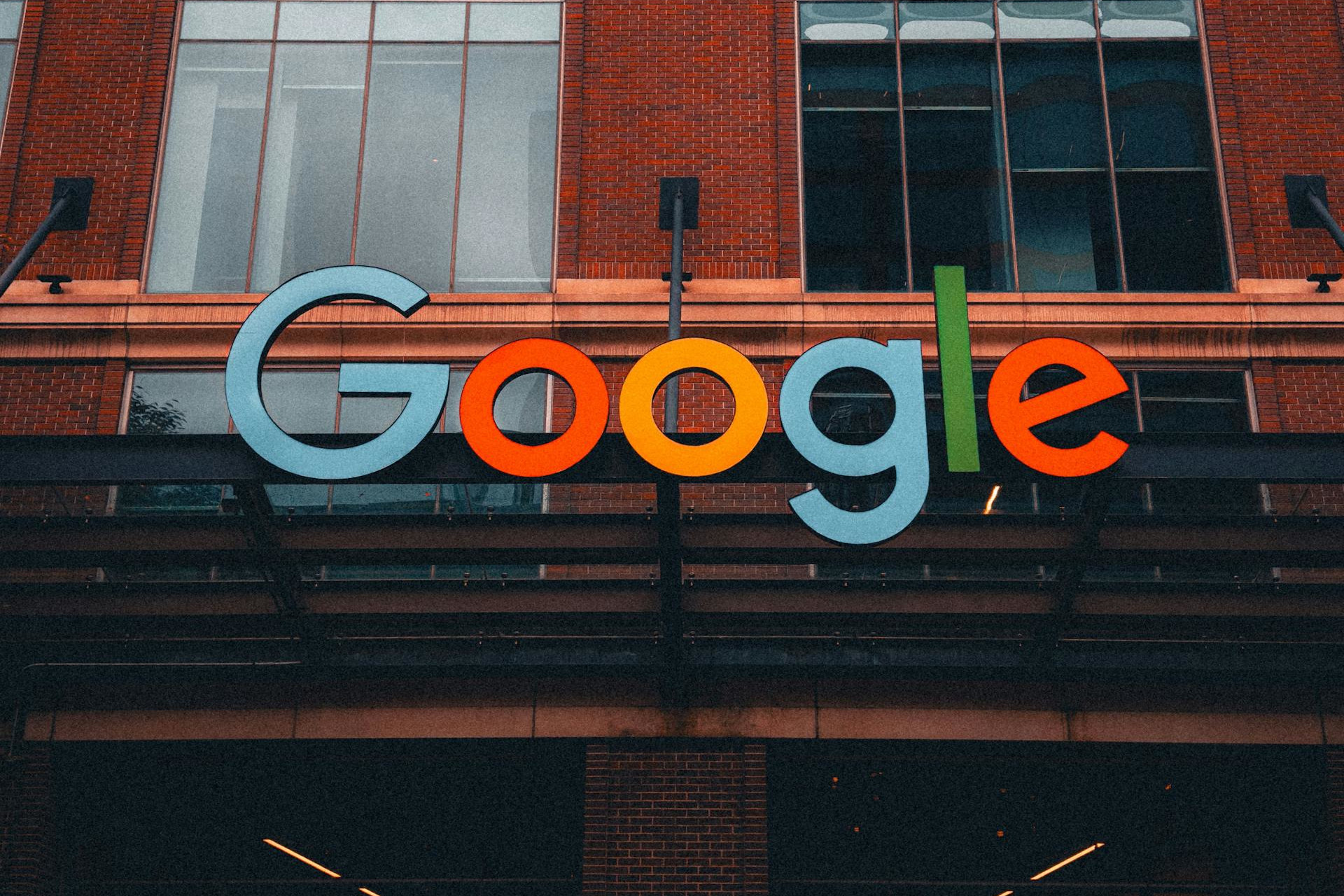 Google logo budynek