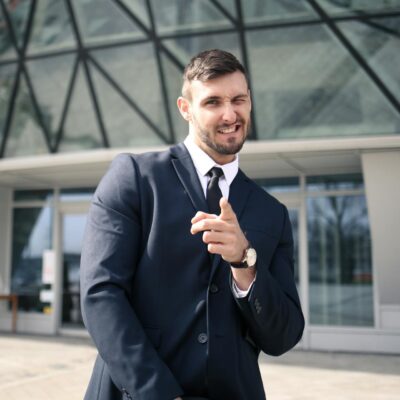 man wink eye mężczyzna mruga puszcza oko oczko