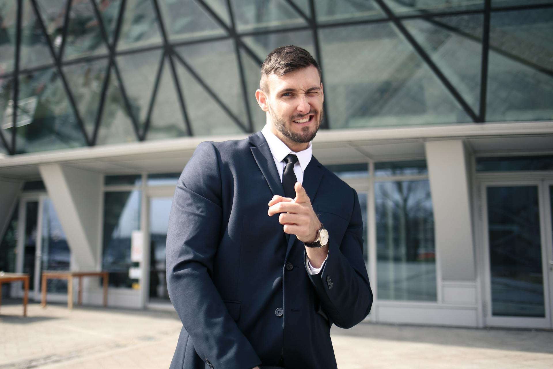 man wink eye mężczyzna mruga puszcza oko oczko