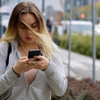 Złośliwa kobieta, dziewczyna, smartfon, wkurzanie znajomych