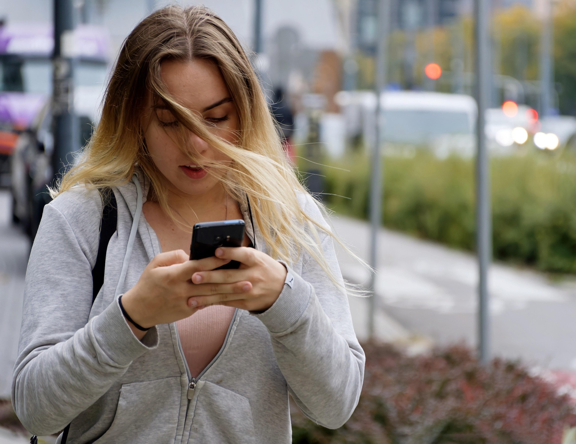 Złośliwa kobieta, dziewczyna, smartfon, wkurzanie znajomych