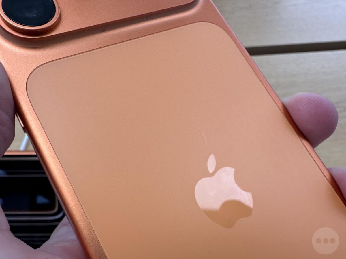 rysy na obudowie iPhone 17