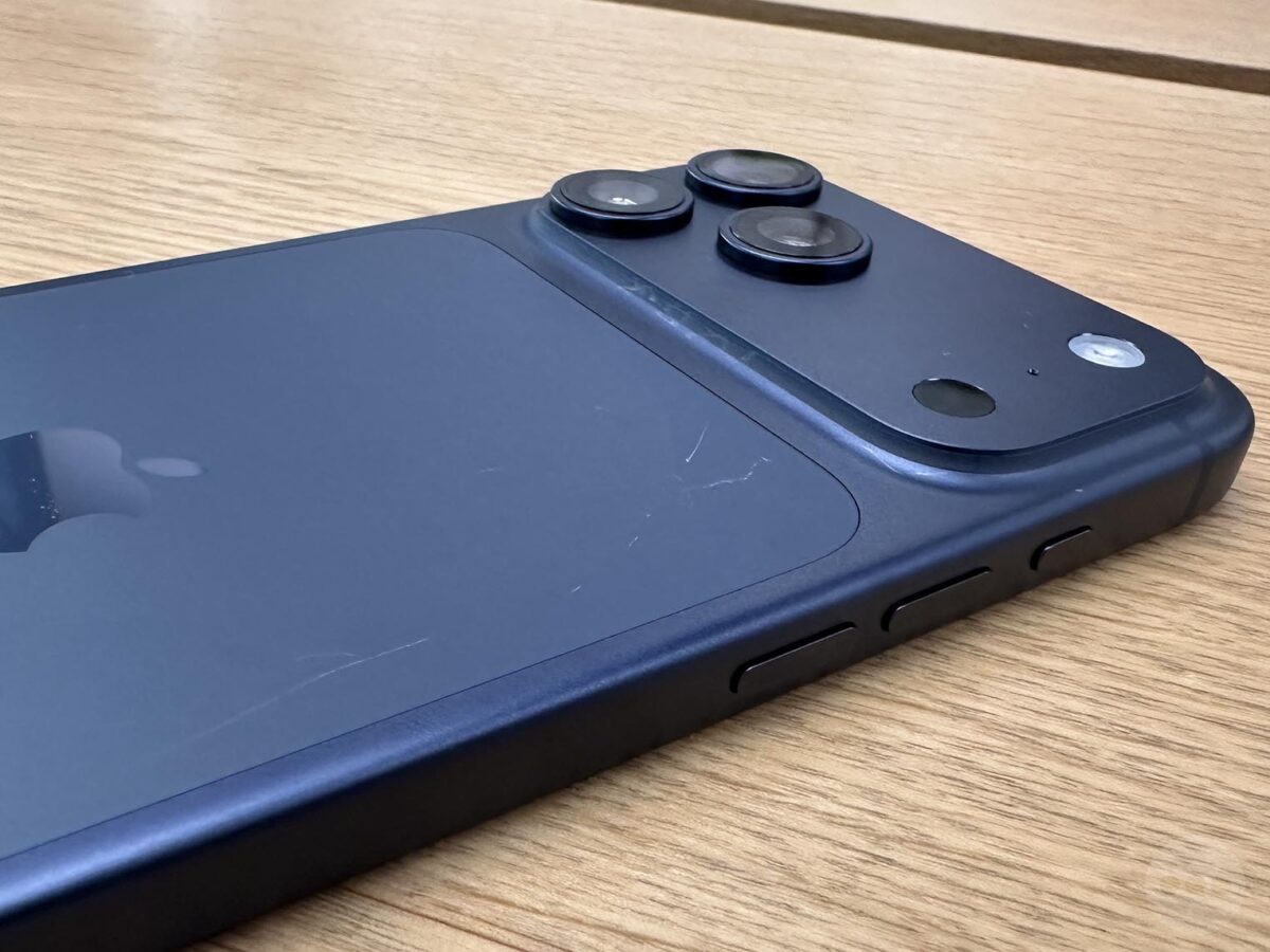 rysy na obudowie iPhone 17