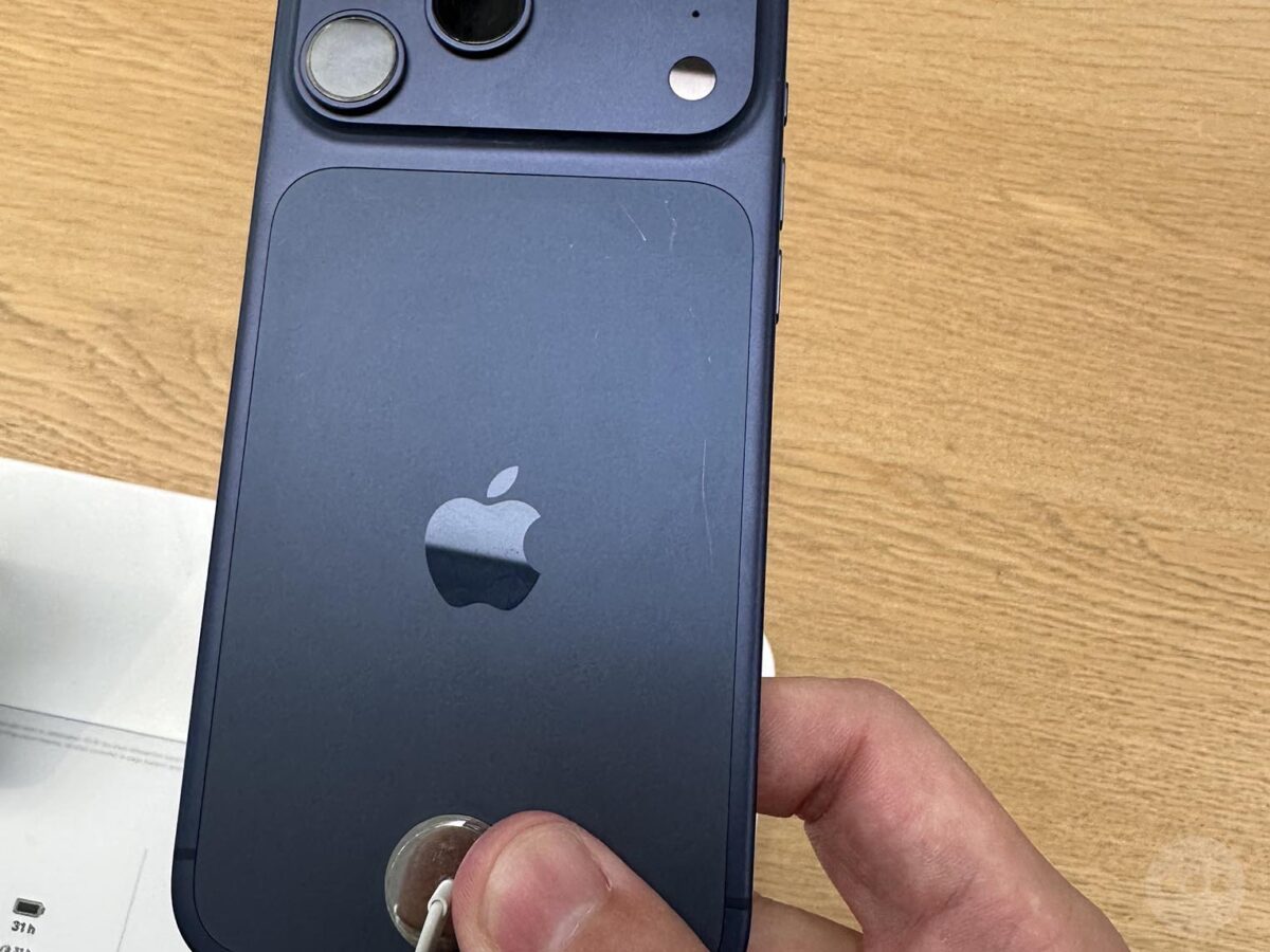 rysy na obudowie iPhone 17