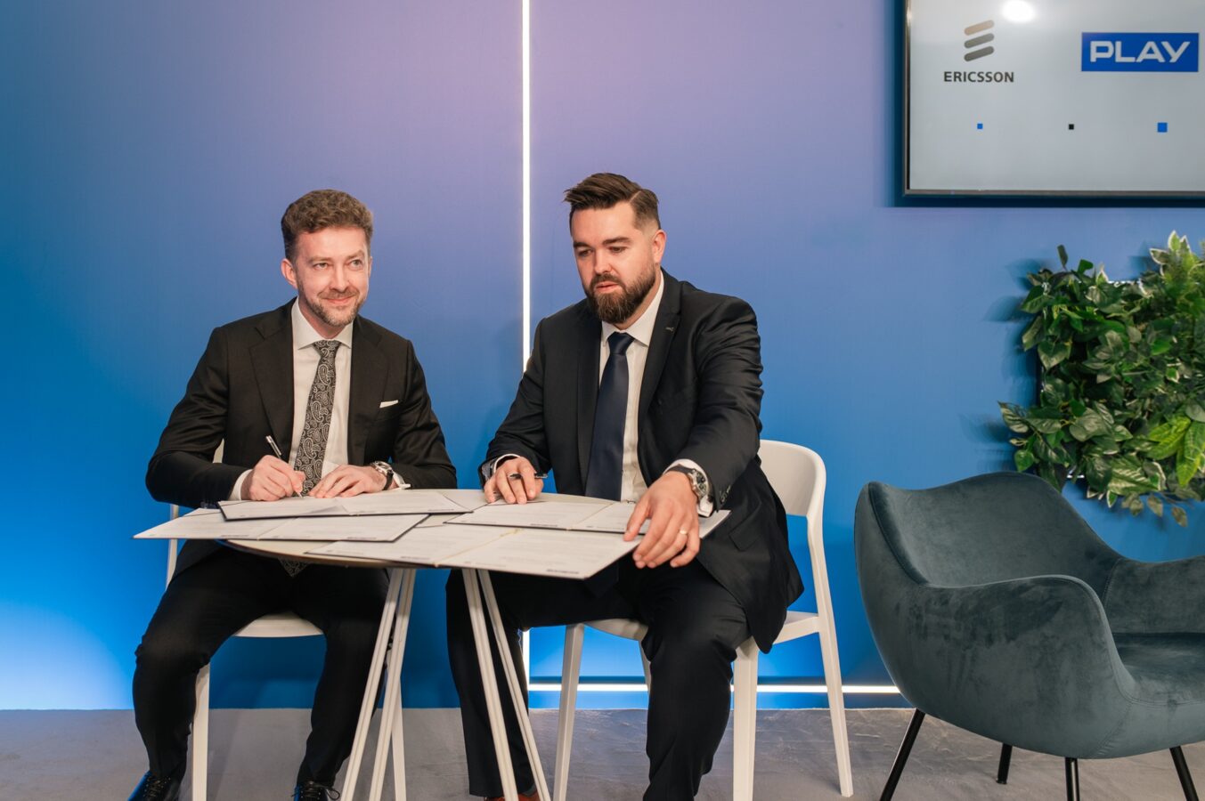 Michał Ziółkowski z Play i Marcin Sugak z Ericssona
