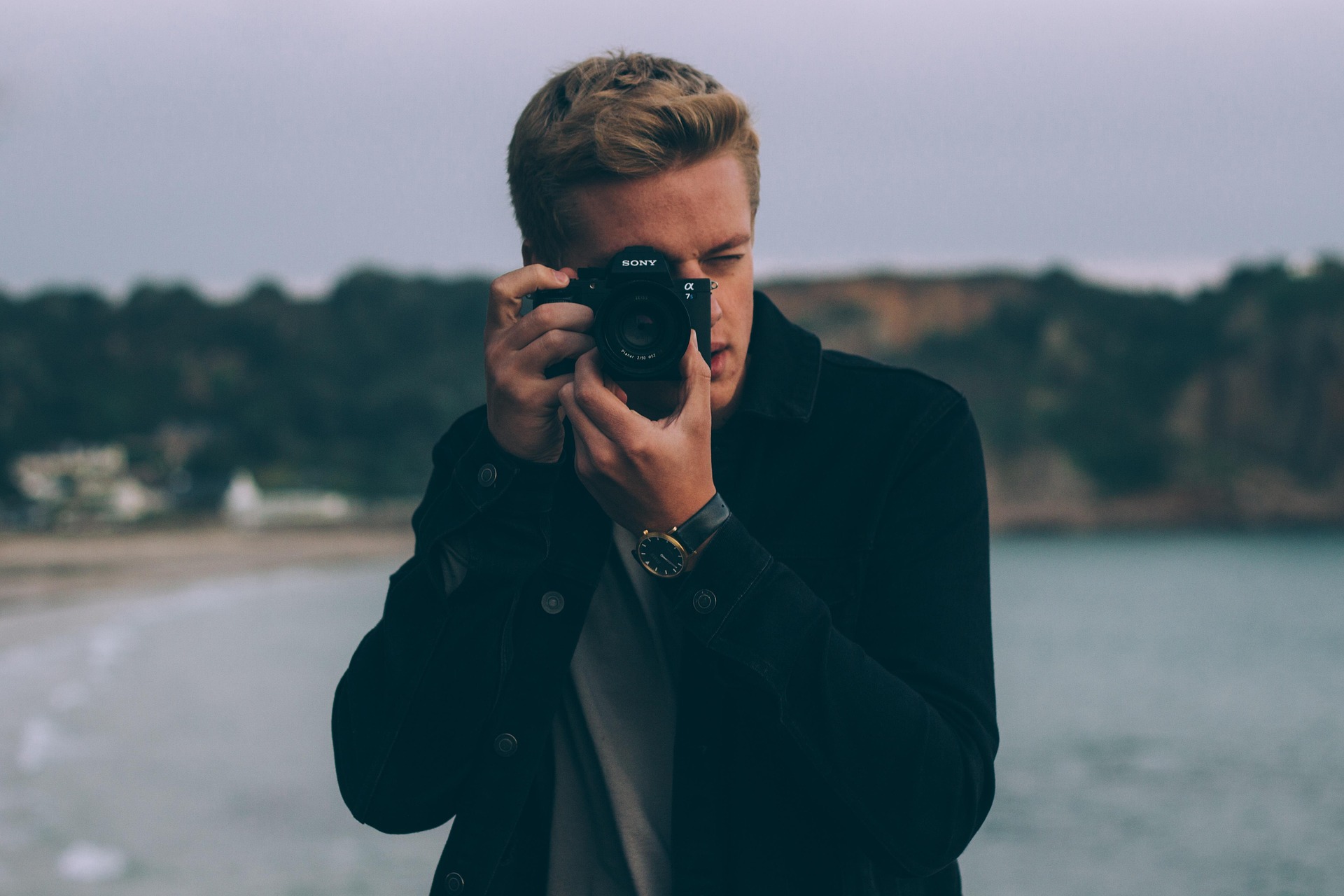 Sesja zdjęciowa, sesja fotograficzna, fotograf, aparat, plener, mężczyzna