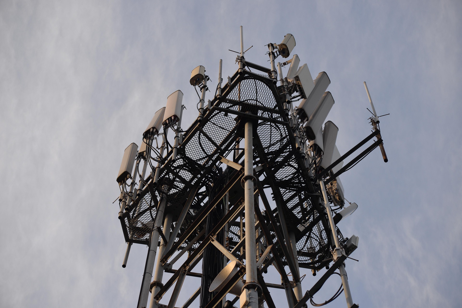 Wieża telekomunikacyjna, nadajnik, internet, sieć, GSM, 5G, LTE