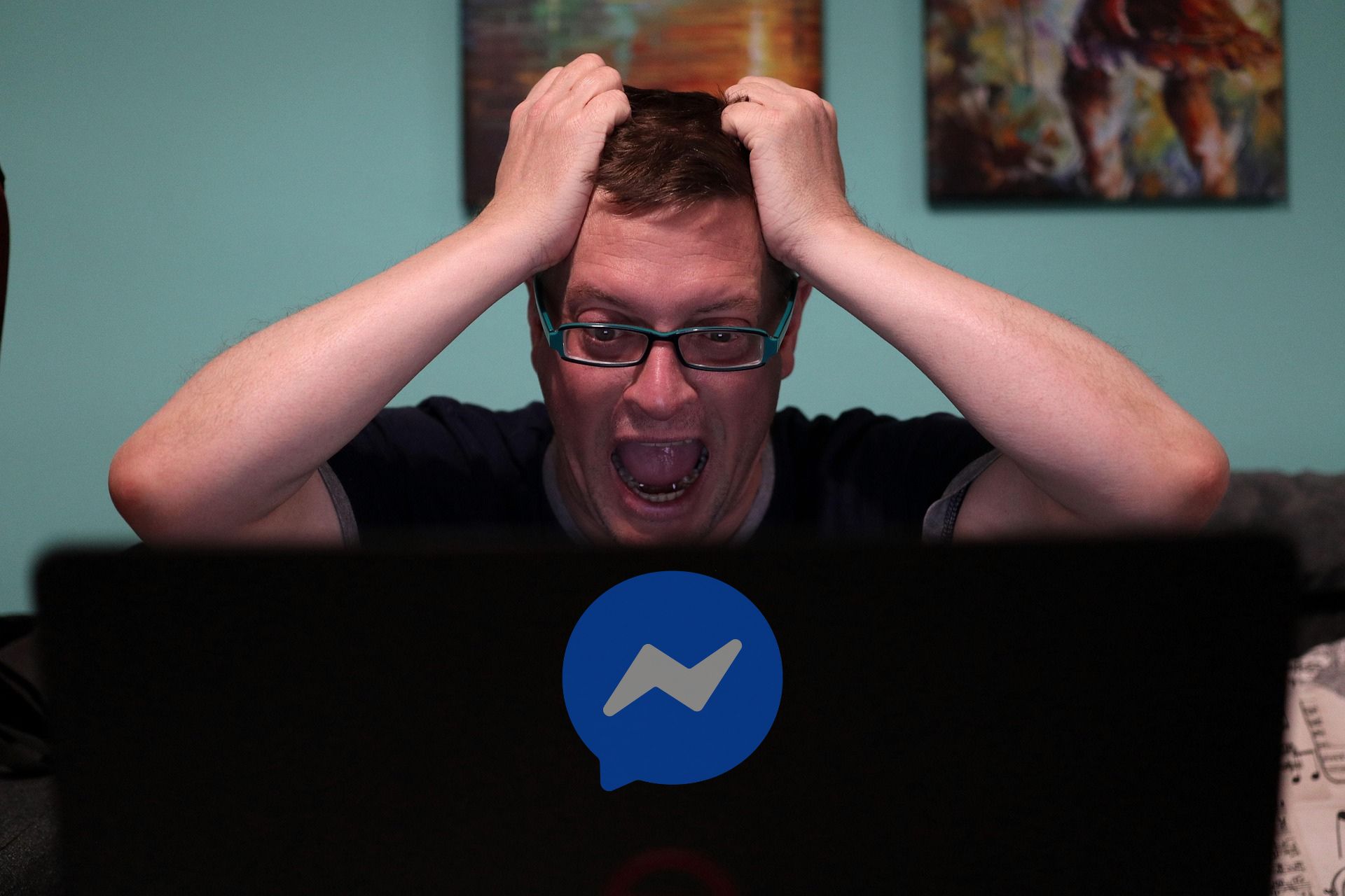 Messenger, logo, Facebook, mężczyzna, komputer, wkurzony, zły, zirytowany, sfrustrowany