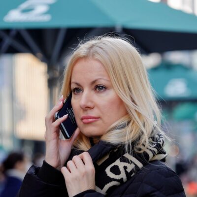 kobieta na ulicy z telefonem przy uchu