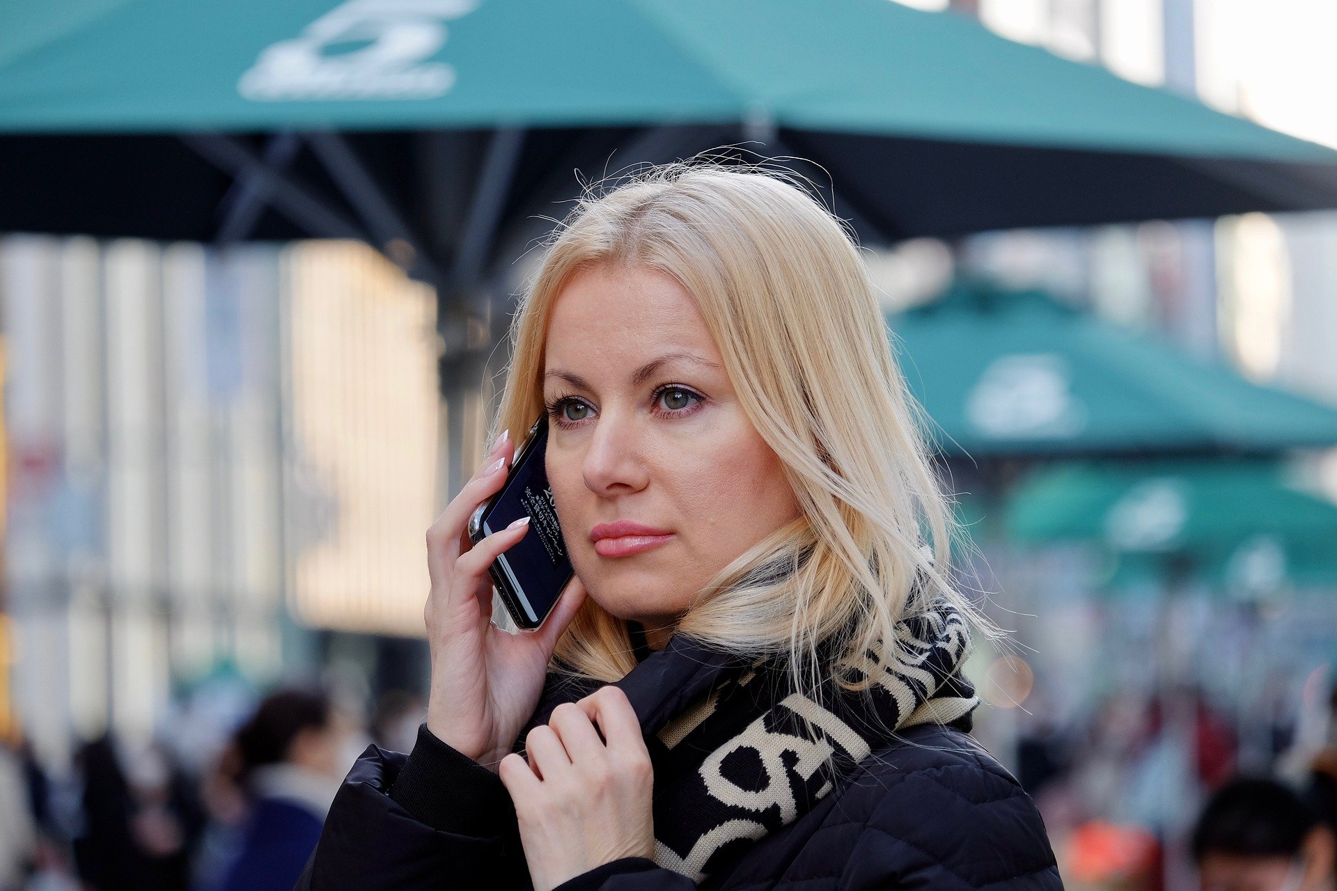 kobieta na ulicy z telefonem przy uchu