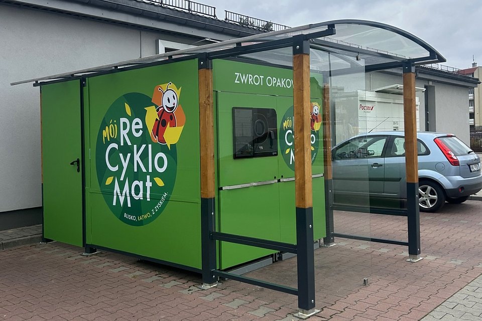 recyklomat biedronka automat na butelki plastikowe szklane puszki metalowe