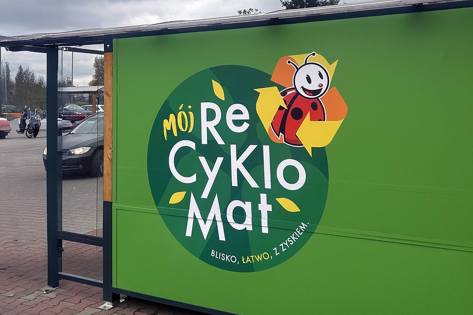 recyklomat biedronka automat na butelki plastikowe szklane puszki metalowe
