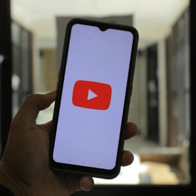 YouTube, smartfon, aplikacja, dłoń