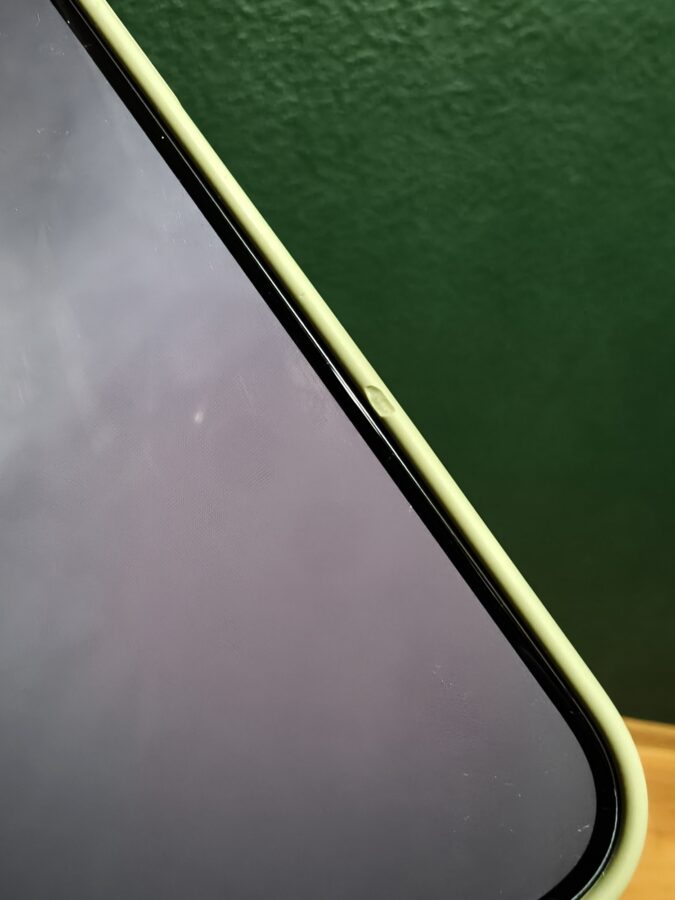 etui do iphone 17 po dwóch tygodniach użytkowania z widocznym wyszczerbieniem