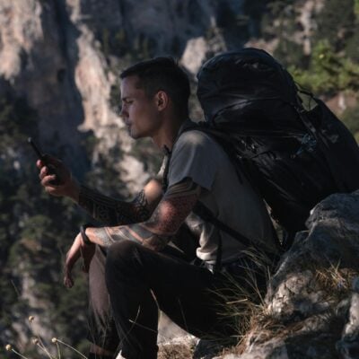 Problem z zasięgiem, góry, mężczyzna, plecak, smartfon