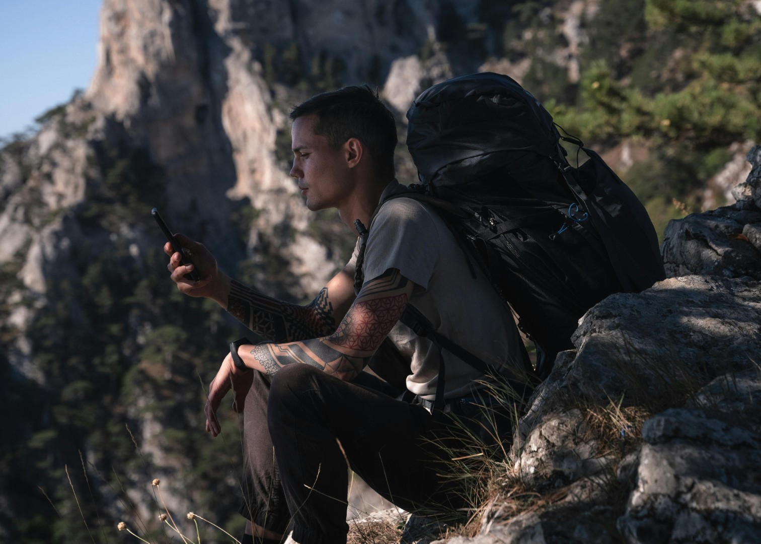 Problem z zasięgiem, góry, mężczyzna, plecak, smartfon