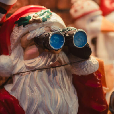 Mikołaj z lornetką