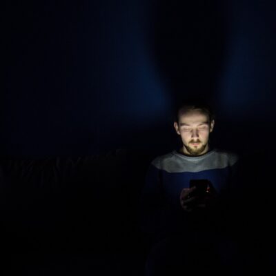 smartfon-mezczyzna-telefon-noc-lozko