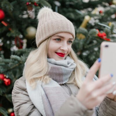 kobieta smartfon zimno święta prezenty choinka