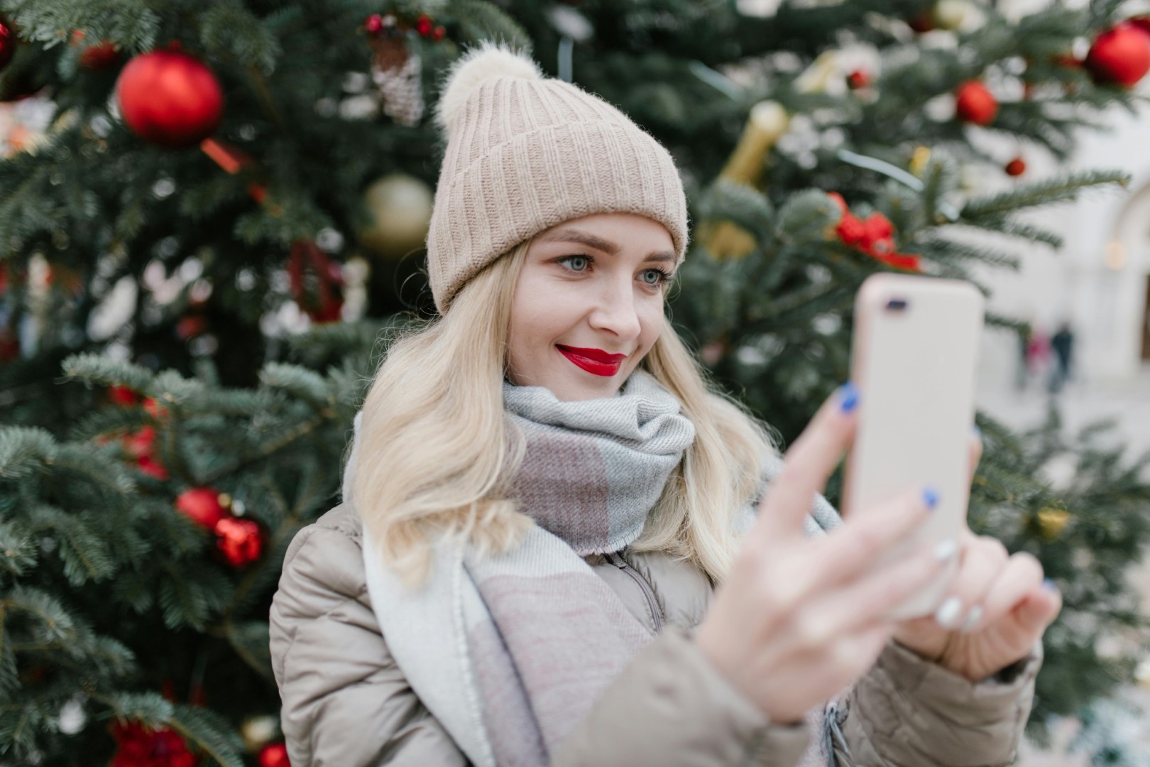 kobieta smartfon zimno święta prezenty choinka