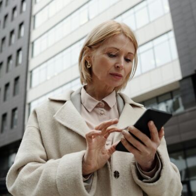 Kobieta, smartfon, zaskoczona, zdziwiona