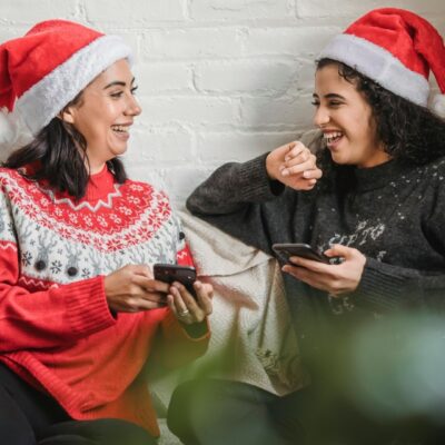 Mikołajki, święta, kobiety, zadowolone, uśmiechnięte, szczęśliwe, smartfony