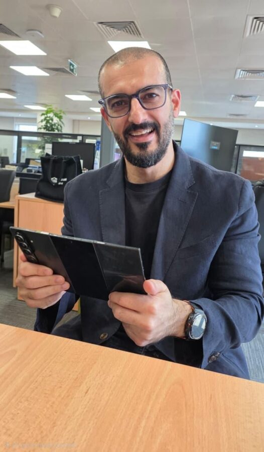 prototyp podwójnie składanego smartfona samsung galaxy z trifold z czterema aparatami na zewnątrz