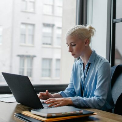 kobieta siedząca przed laptopem