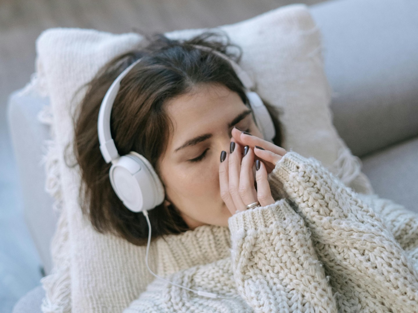 Kobieta, słuchawki, zmęczona, ból głowy