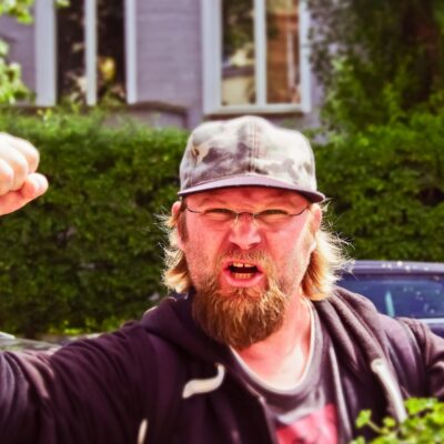 mężczyzna wymachujący ze złości pięścią