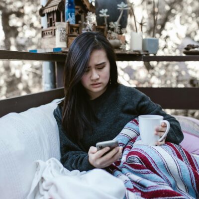 Kobieta, smartfon, zdziwiona, zaniepokojona, przestraszona