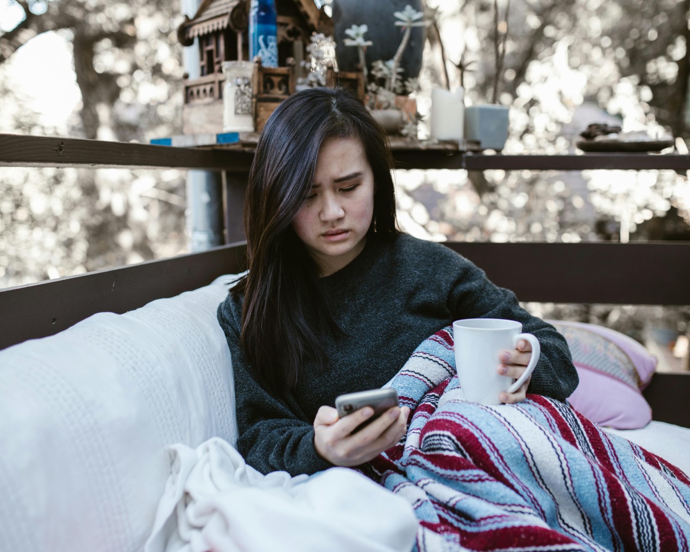 Kobieta, smartfon, zdziwiona, zaniepokojona, przestraszona