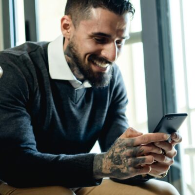 mężczyzna ze smartfonem w rękach dłoniach