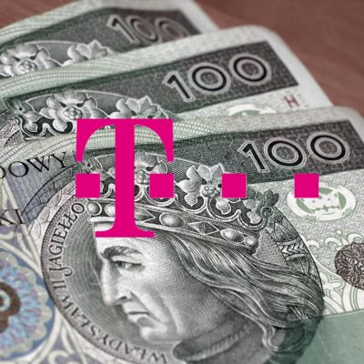 banknoty stuzłotowe, a na nich logo sieci T-Mobile