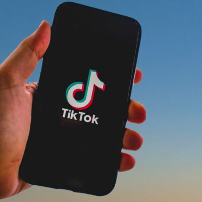 aplikacja tiktok na smartfonie