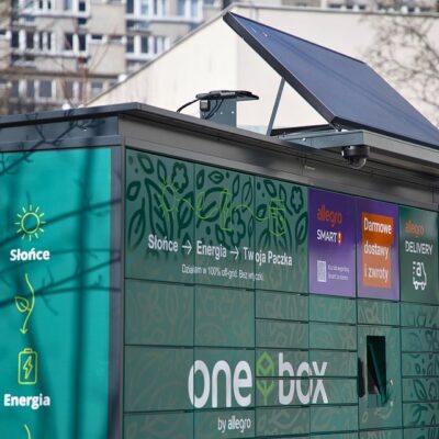 automat paczkowy allegro one box z panelem słonecznym
