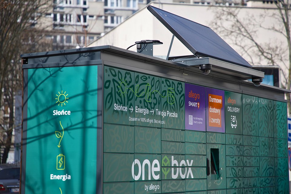 automat paczkowy allegro one box z panelem słonecznym