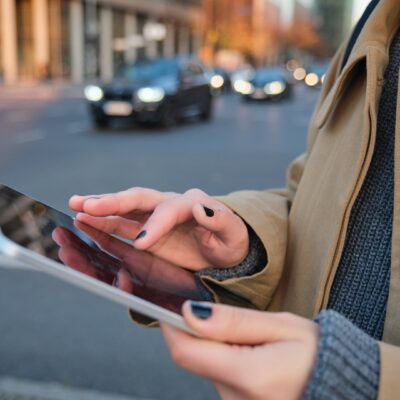 Otomoto, grupa OLX, smartfon, kobieta, bot AI