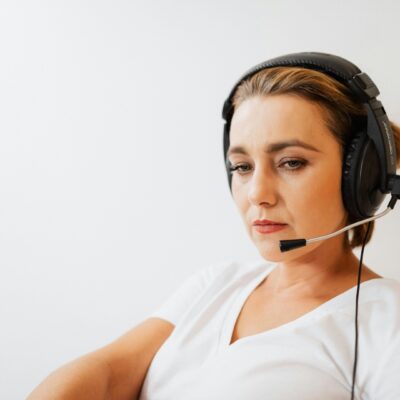Kobieta, słuchawki, zamyślona