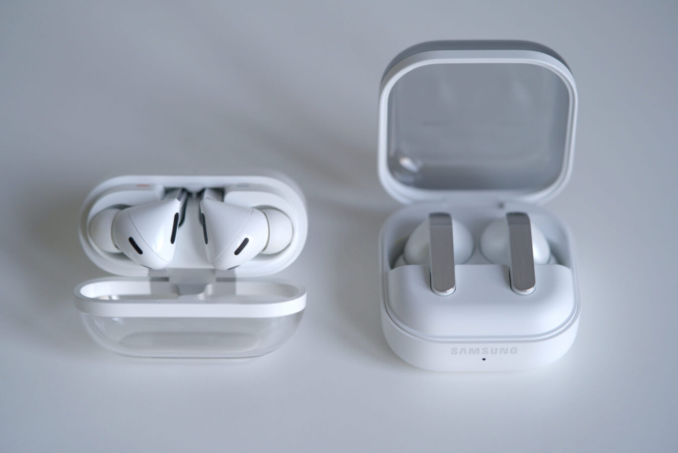 Galaxy Buds 3 Pro po lewej vs Galaxy Buds 4 Pro po prawej