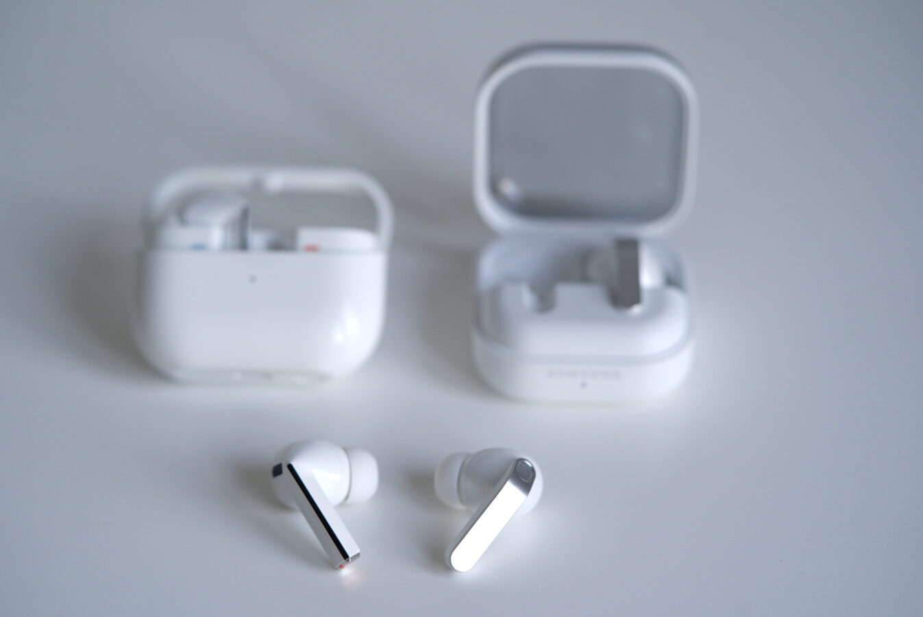 Galaxy Buds 3 Pro po lewej vs Galaxy Buds 4 Pro po prawej