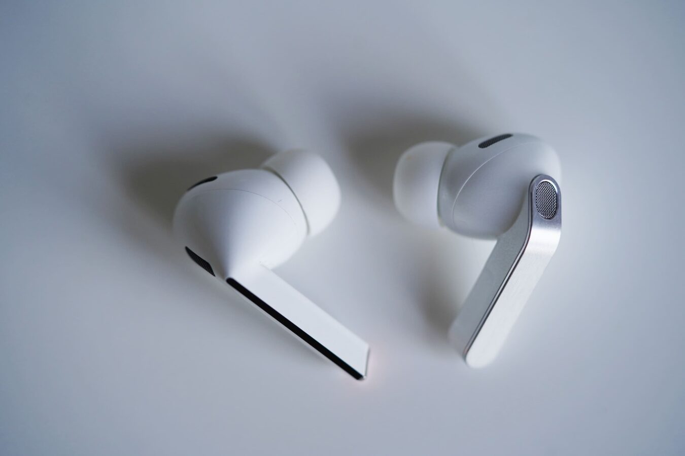 Galaxy Buds 3 Pro po lewej vs Galaxy Buds 4 Pro po prawej